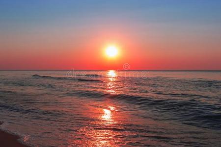 美丽的日出越过指已提到的人清静的镇定的海.