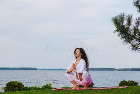 怀孕的女人是be的三单形式开业的瑜伽不中河