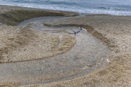 新鲜的水河流出行进入中指已提到的人海