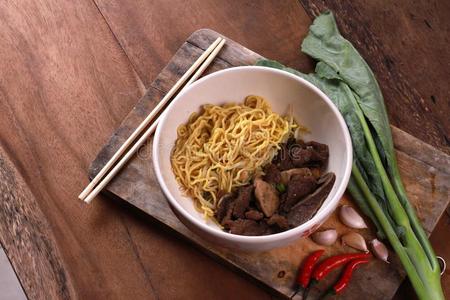 牛肉干的干燥的面条炖熟的味道美味的在泰国.