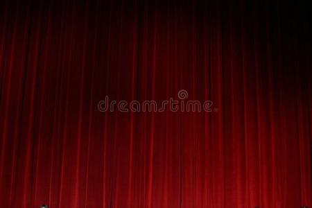红色的窗帘关在之前电影院戏剧开始