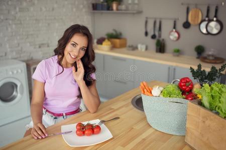 年幼的有魅力的女人向厨房.素食者生活.