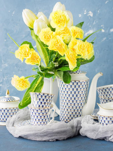 复活节茶水社交聚会节日的放置和黄色的花