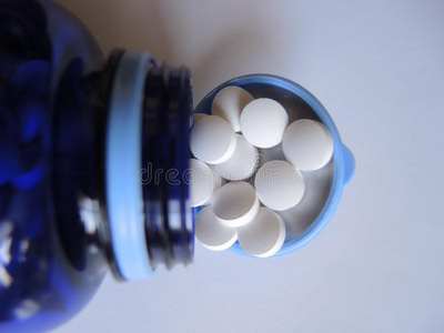 药丸采用蓝色瓶子向白色的背景
