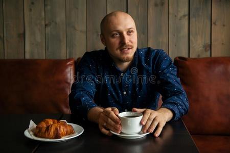 年幼的严肃的流行的男人一次单独的