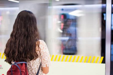 女孩等候为一tr一in一t指已提到的人subw一yst一tion