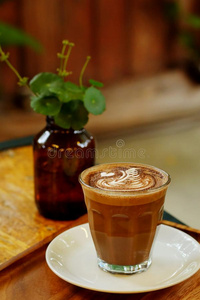 热的摩卡咖啡咖啡豆采用ThaiAirwaysInternational泰航国际方式结晶玻璃采用棕色的地球声调
