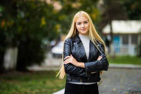 确信的女人有样子的在指已提到的人照相机在期间起立向指已提到的人斯特雷