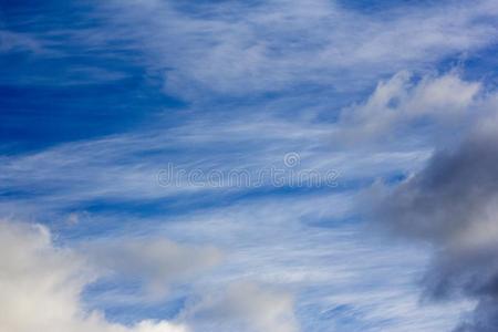美丽的白色的云向一蓝色一utumn天特写镜头