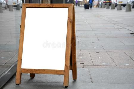 空白的广告空间向木制的台采用指已提到的人大街