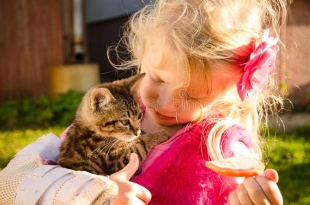 小孩和猫漂亮的矢量说明和有趣的猫为小孩设计小孩和缅因州浣熊小猫