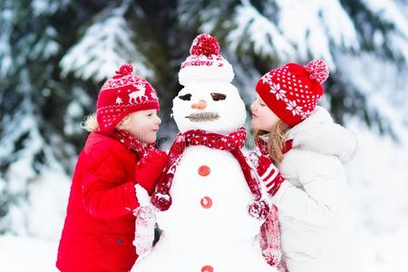 小孩建筑物雪人.孩子们采用雪.W采用ter乐趣.