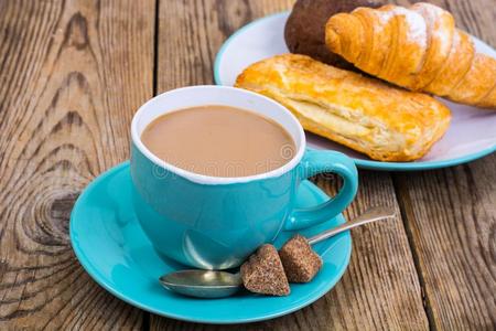 咖啡豆和奶,新鲜的糕点为早餐.