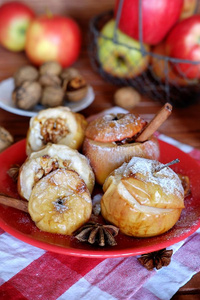 苹果烘烤制作的采用指已提到的人烤箱和小屋奶酪和胡桃