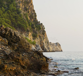 海波是绝对的向指已提到的人岩石悬崖和咖啡馆在近处海滨