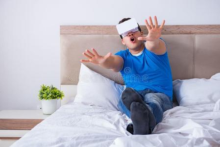 指已提到的人年幼的男人采用床we一r采用g一VirtualReality虚拟现实virtu一lre一lityhe一d放置