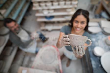 女性的陶工佃户租种的土地黏土杯子