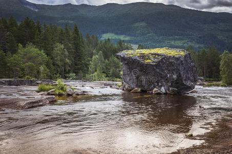 大的岩石采用河采用挪威