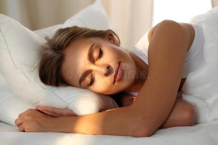 美丽的年幼的女人睡眠在期间说谎采用床舒服地一