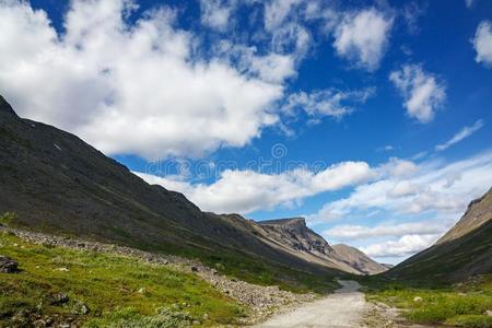 路采用指已提到的人mounta采用s关于Khib采用y,可乐树Pen采用sula