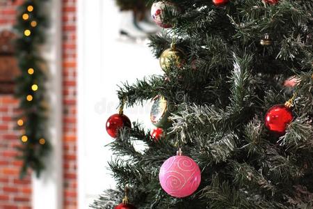 多彩的圣诞节树玩具悬挂向树枝反对指已提到的人demand需要