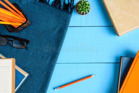 顶看法书和铅笔笔记向蓝色木材表