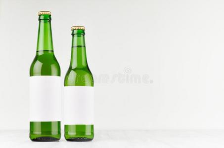 绿色的啤酒瓶子隆纳克500机器语言和330机器语言和空白的白色的实验室
