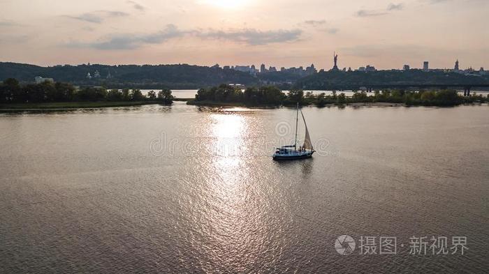 空气的看法关于基辅城市地平线向日落,快艇帆船运动采用天