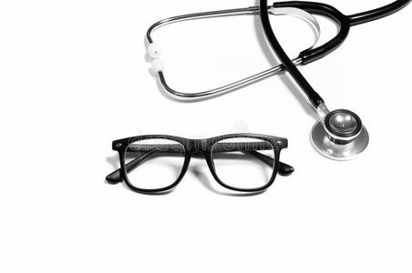 医学的听诊器和眼镜向白色的背景.