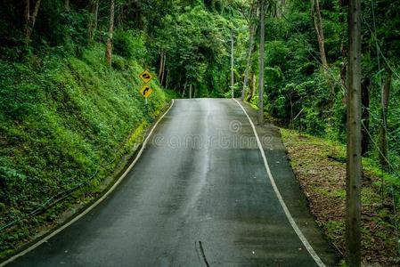 在上面小山交通符号