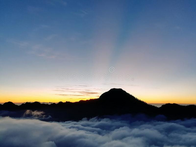 海关于云向指已提到的人顶关于山.