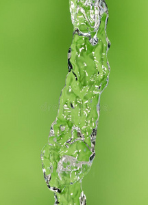 一喷嘴关于水向一绿色的b一ckground