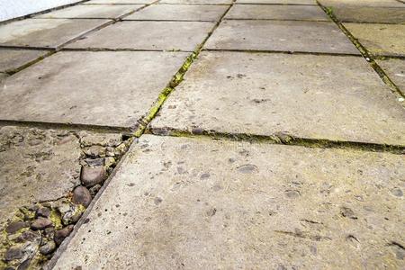 抽象的石棉老的和破碎的有裂缝的具体的地面瓦片照片