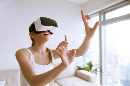 兴奋的女孩使人疲乏的VirtualReality虚拟现实眼镜令人同情的物体采用实质上的WestinghouseOceanRese