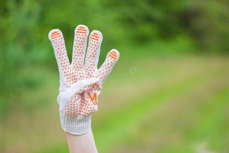 手采用手套或花园连指手套,count采用g向f采用gers,绿色的模糊的