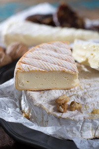 法国的软的干酪法国Camembert村所产的软质乳酪,作记号,芒斯特,法国布里白乳酪delicatamente优美地
