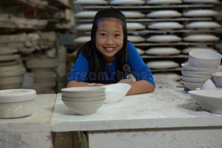 肖像关于幸福的女孩一次在操作面