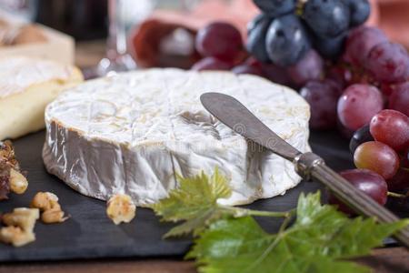 著名的法国的新鲜的软的奶酪法国Camembert村所产的软质乳酪,美味的餐后甜食wickets三柱门