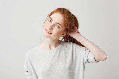 肖像关于年幼的漂亮的红发的人女孩微笑的有样子的在照相机向