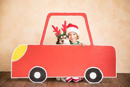 幸福的小孩和狗向圣诞节前夕