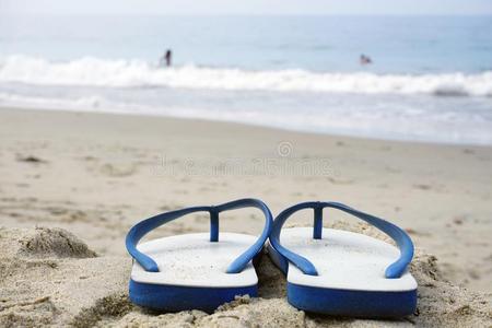 海滩拖鞋向指已提到的人沙的海岸.