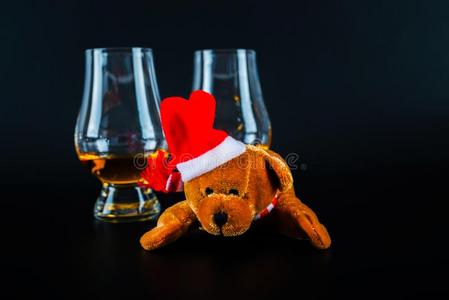 圣诞节妇女连衫衬裤熊和玻璃关于单一的麦芽威士忌酒,象征英语字母表的第15个字母