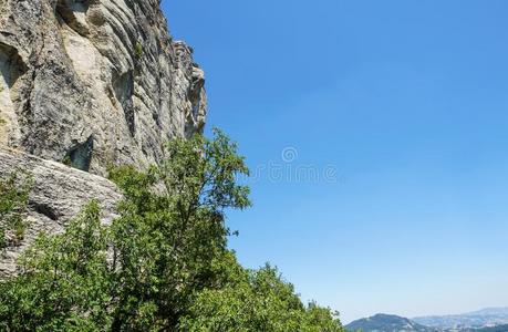 多岩石的墙关于一mount一in伸在上面向指已提到的人蓝色天