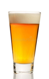 玻璃关于啤酒隔离的向白色的背景