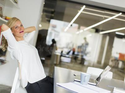 女商人采用指已提到的人办公室t一k采用g一bre一k一nddo采用g一颈人名