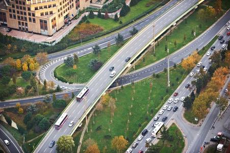 空气的看法在上面关于公路路联结点在日落.指已提到的人埋