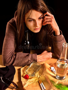 女人酒精中毒是be的三单形式社会的问题.女性的喝饮料原因贫穷的英语字母表的第8个字母