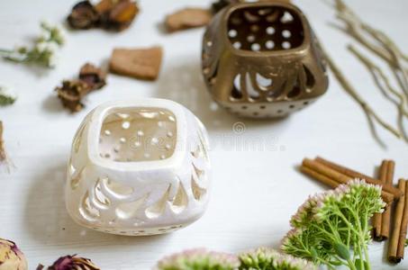 陶器烛台向指已提到的人白色的木制的表.装饰的Cerami