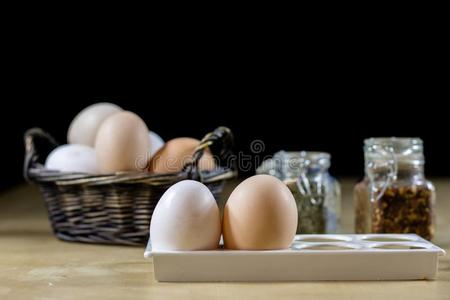 鸡蛋,橄榄油,香料向指已提到的人厨房表.木制的表,kitchen厨房