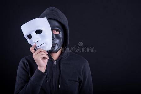 秘密男人使人疲乏的黑的面具佃户租种的土地白色的面具
